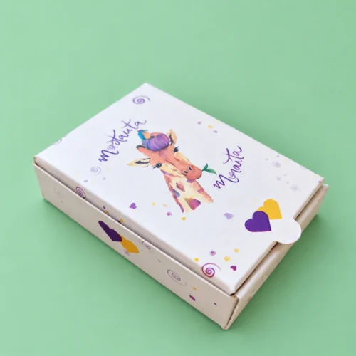 Cajita ilustrada de regalo Mostacita Moraíta con jirafa, vista en perspectiva