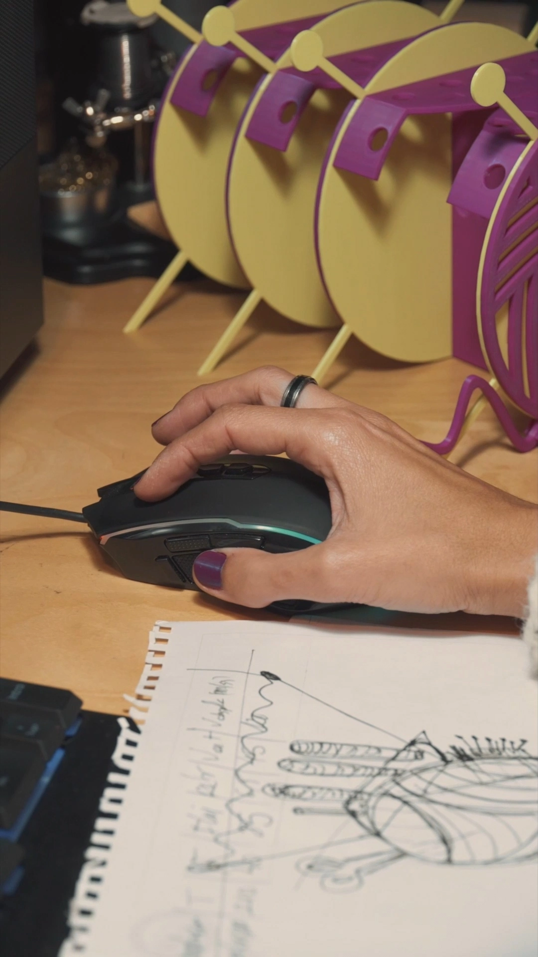 Silvia diseñando accesorios para tejedoras con bocetos a mano y piezas impresas en 3D