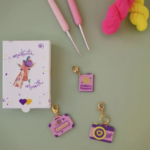 Marcadores Tejedora viajera (pasaporte, maleta y cámara) con su cajita ilustrada de regalo Mostacita Moraíta