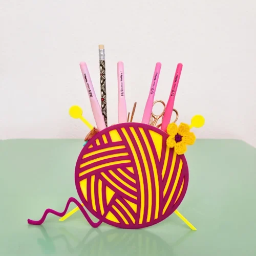 Organizador de labores OvilloAmor morado y amarillo con flor tejida a mano, hecho a mano por Mostacita Moraíta