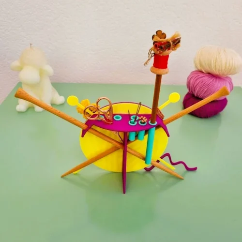 Vista trasera del organizador de labores OvilloAmor con soporte para agujas y accesorios